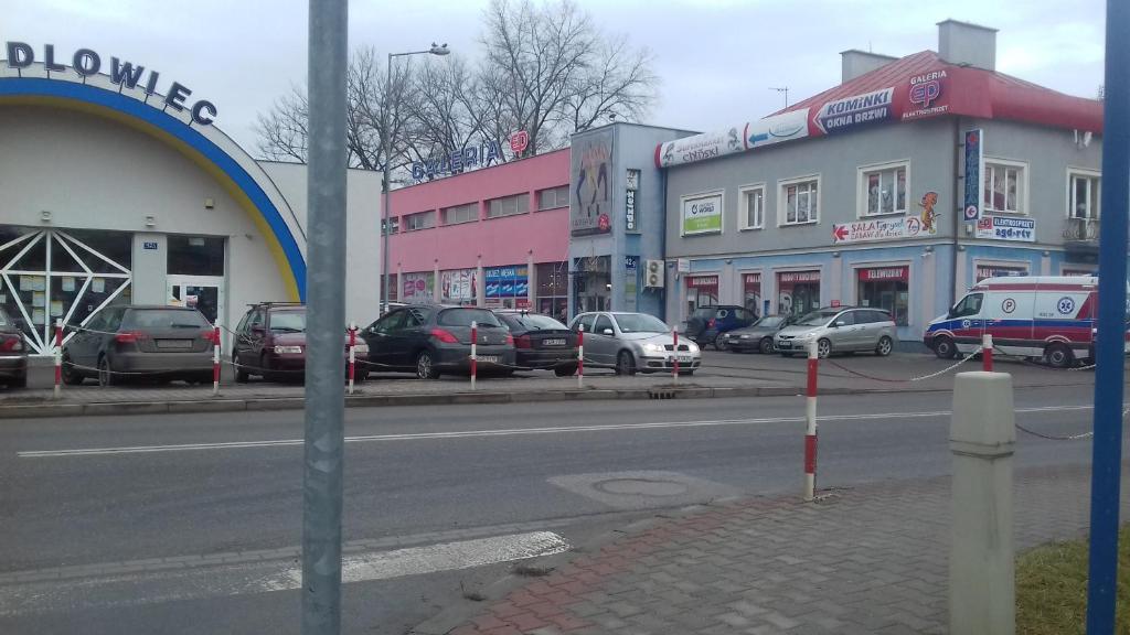 戈尔利采Pokoje-Gorlice-Zawodzie的一条城市街道,汽车停在建筑前
