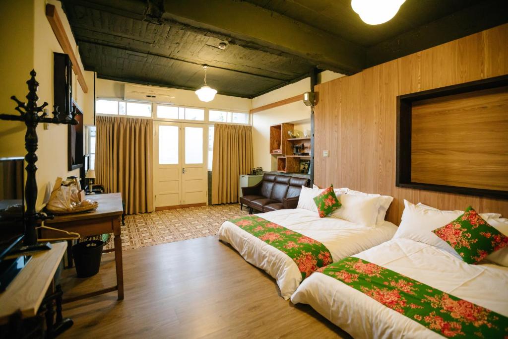 台南老屋民宿 84 in 台南的一间带两张床和一张沙发的客厅