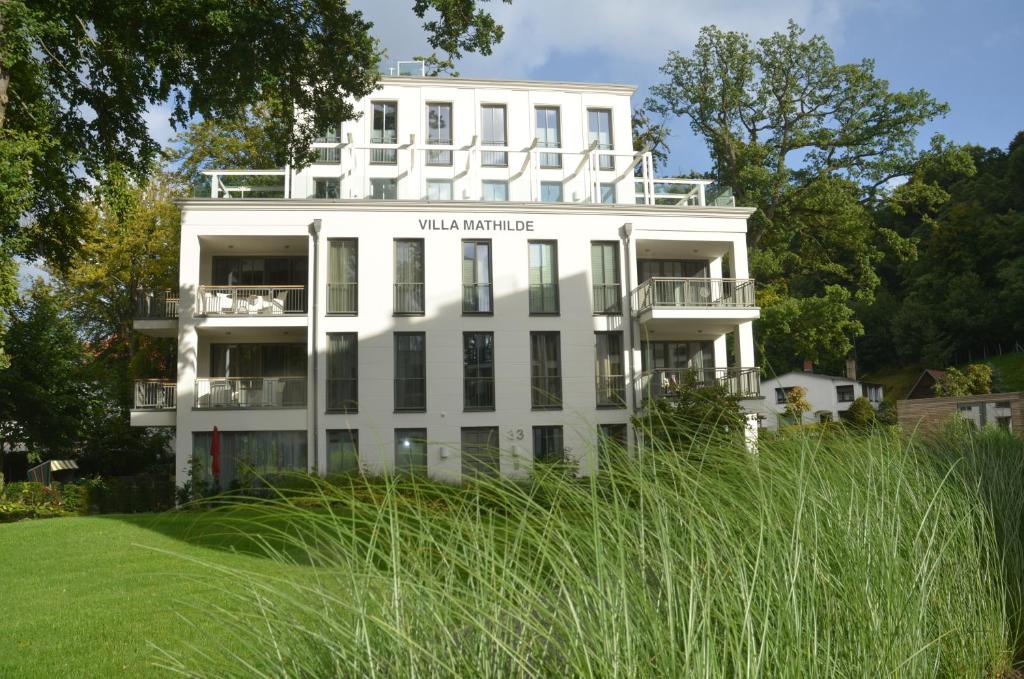 宾茨Parkvilla Mathilde - Luxus Penthouse 26 "Sea View"的草顶上的白色建筑