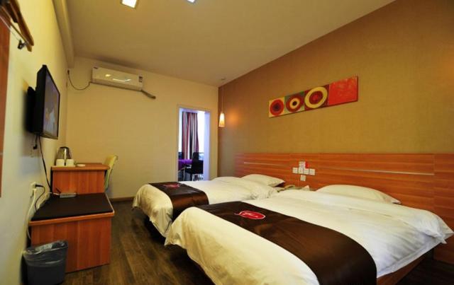 安顺尚客优连锁贵州安顺开发区西航路店的酒店客房设有两张床和电视。