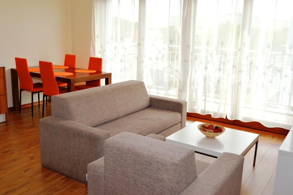 斯维诺乌伊希切Apartament Trzynastka的客厅配有沙发和桌子
