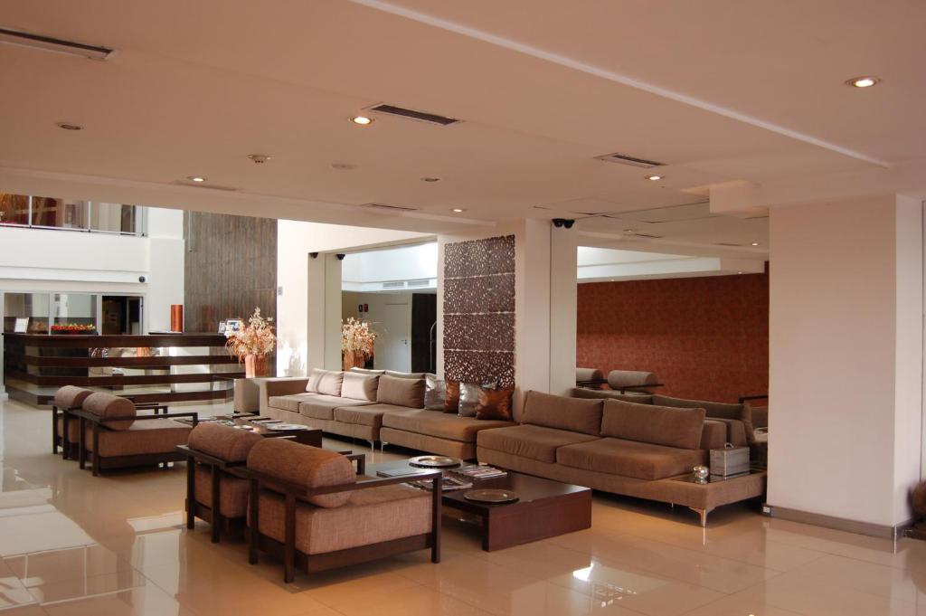 罗萨里奥德拉西堤酒店的大堂配有沙发、椅子和桌子