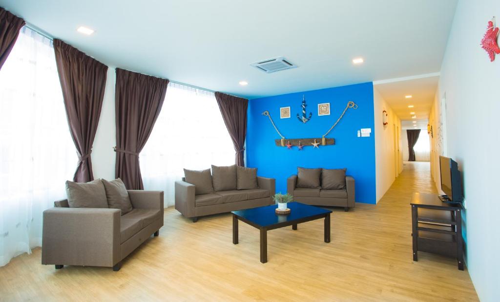 丰盛港硬石贵宾旅馆的客厅设有两张沙发和一堵蓝色的墙壁