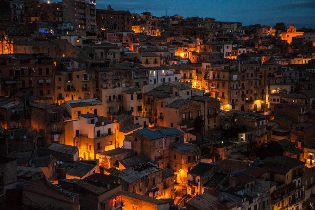 阿格里真托La Terrazza di Empedocle的夜晚的城市景观