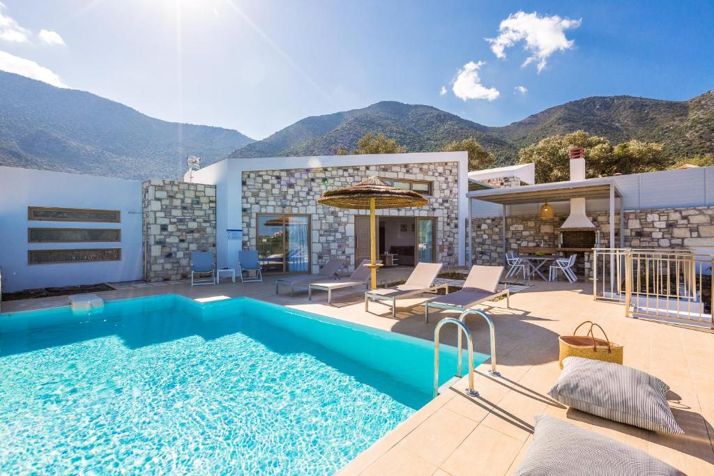 巴利恩Summer Villas Crete的一座别墅,设有游泳池和山脉