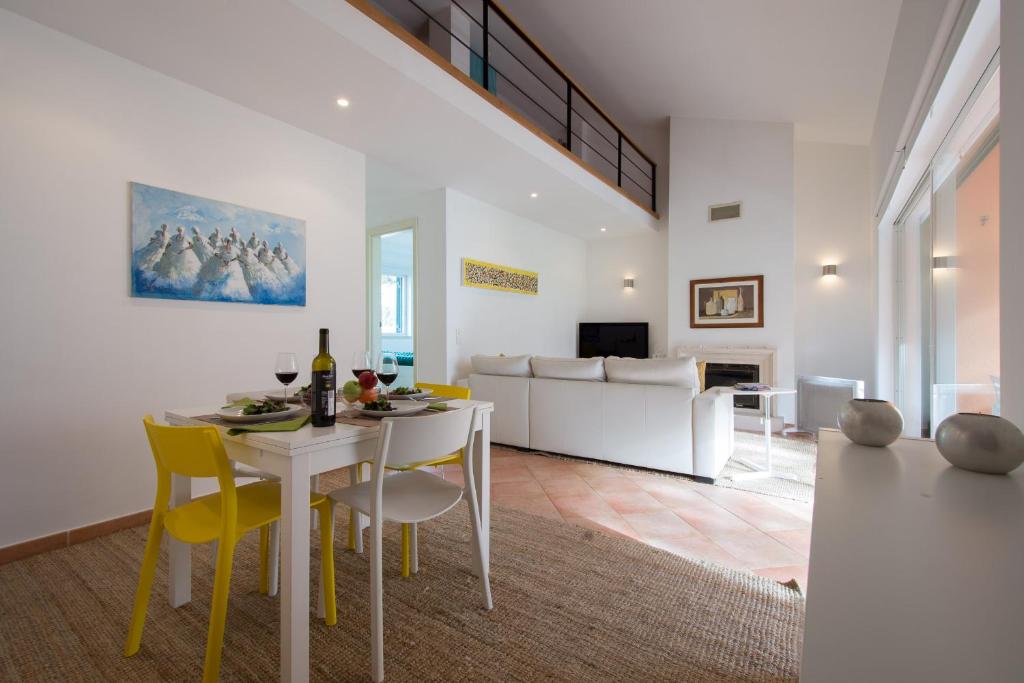 沙尔内卡Exciting Beach Apartment的用餐室以及带桌椅的起居室。