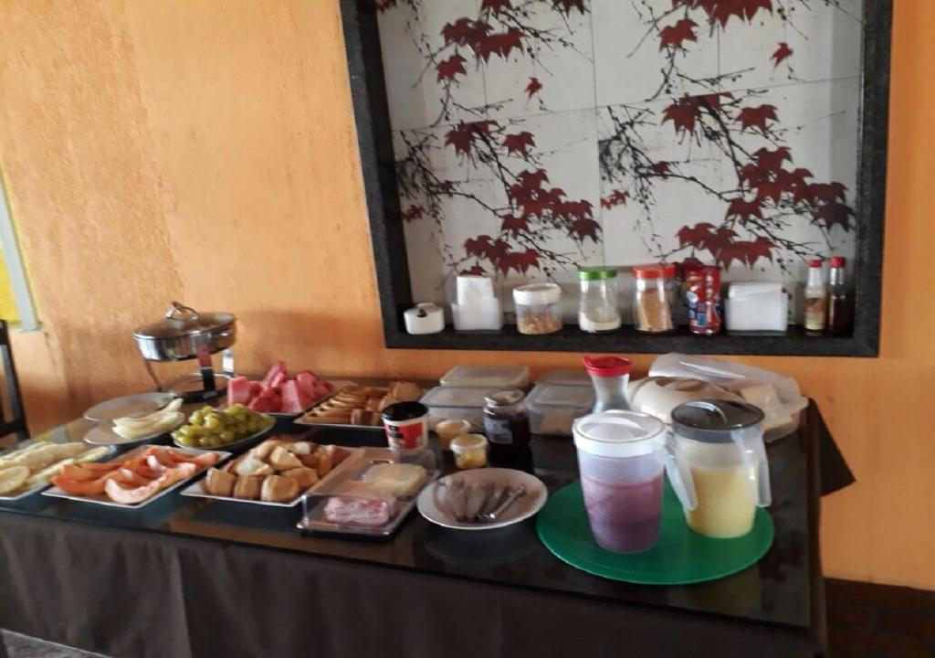 马塞约Recanto do Mergulhão的一张带自助食物和饮料的桌子