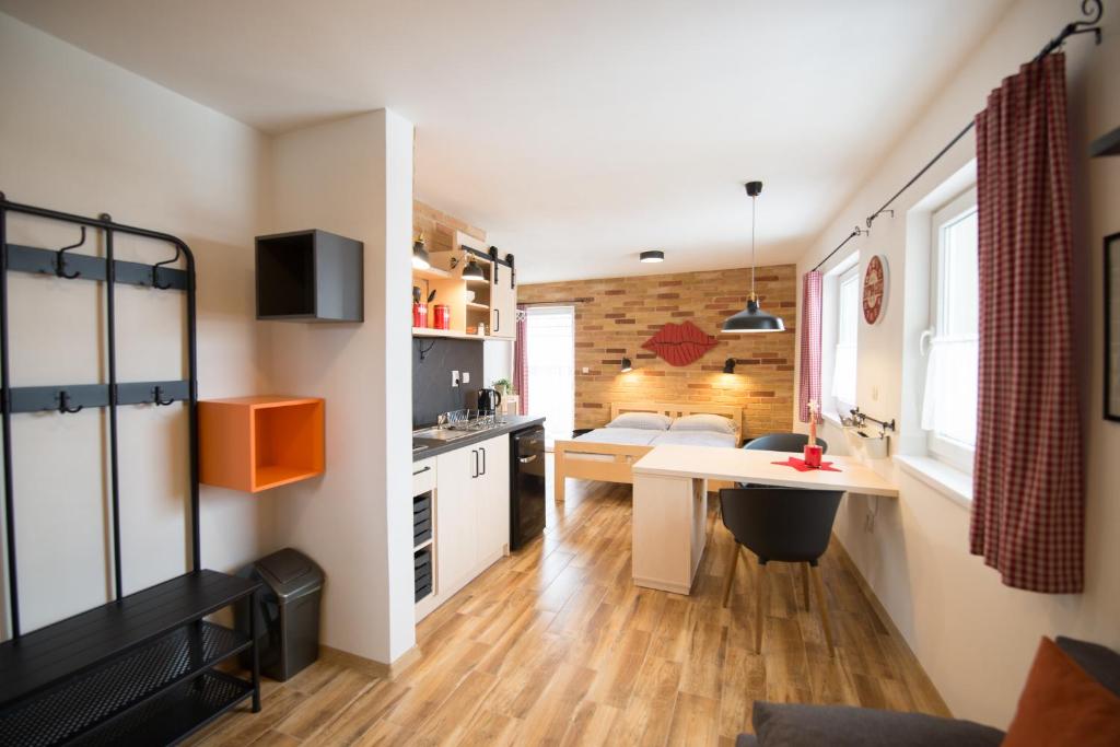 利普托斯基米库拉斯乐亚公寓的小型公寓 - 带书桌和厨房