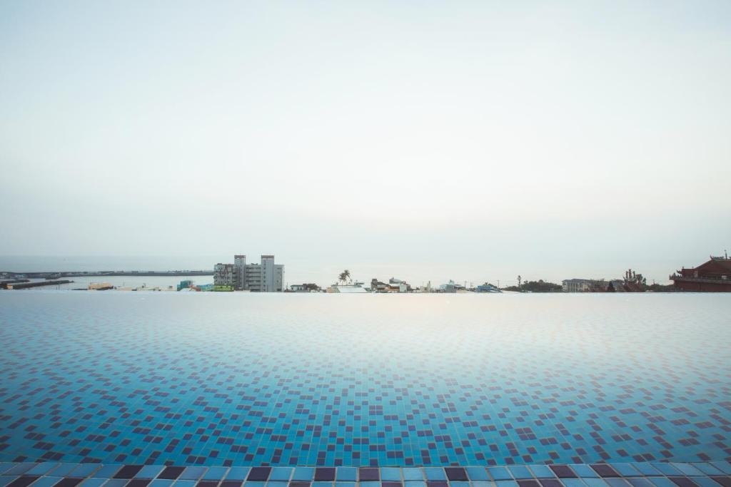 Fang-liao枋客文旅 的水面上蓝色瓷砖的游泳池