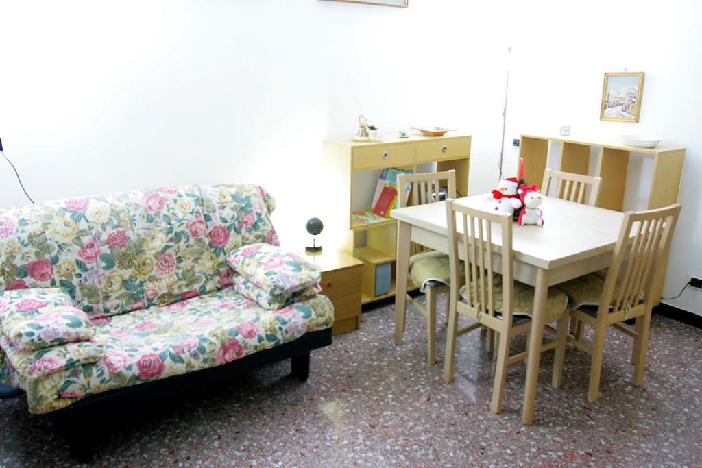 萨沃纳Relax e mare的客厅配有沙发、桌子和椅子