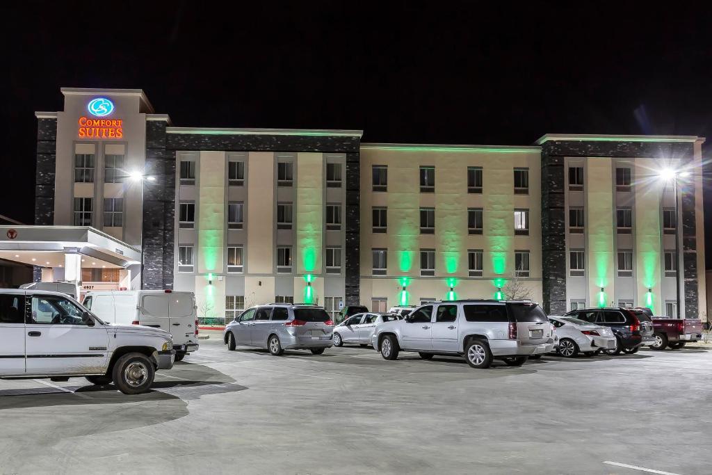 拉伯克Comfort Suites - University的夜间在大楼前的停车场