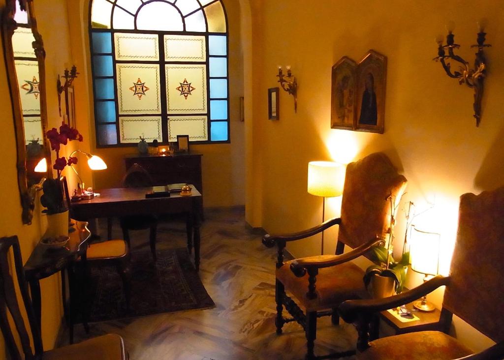 佛罗伦萨塞斯特里酒店的客房设有椅子、书桌和窗户。