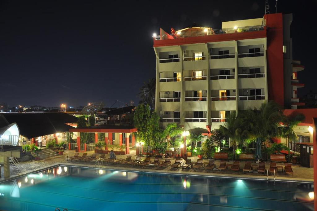 科托努杜拉克酒店的夜间设有游泳池的酒店