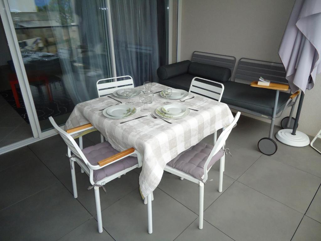 卡尔维appartement的餐桌、桌布和椅子