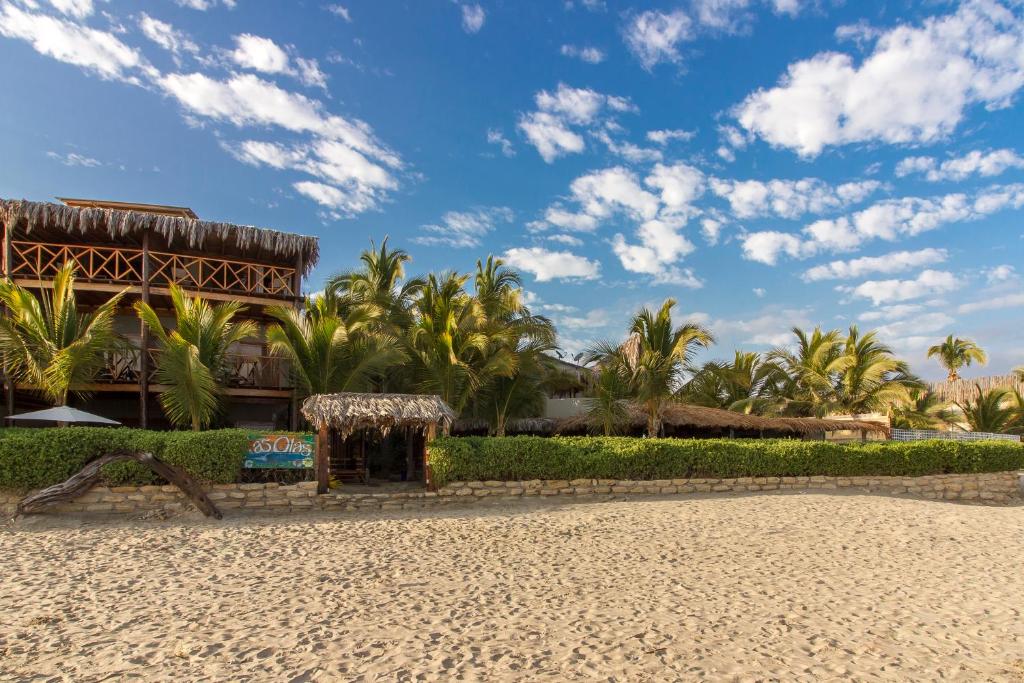 曼克拉Las Olas的棕榈树掩映的海滩上的度假村
