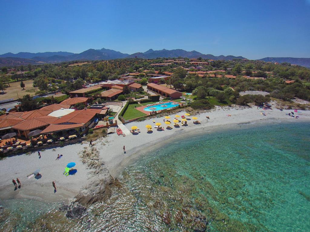 圣特奥多罗六边形酒店的海滩上的人与度假村的空中景观