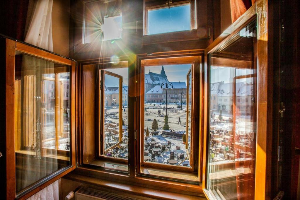 布拉索夫卡萨瓦格纳酒店的一组享有城市美景的窗户