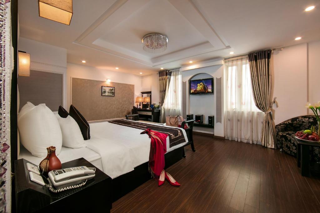 河内河内风情酒店的酒店客房,配有床和沙发