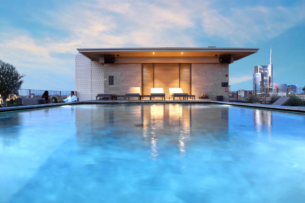 米兰Hotel VIU Milan, a Member of Design Hotels的建筑物屋顶上的游泳池