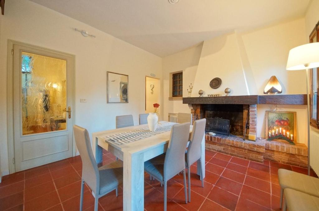 特雷维索Treviso Casa Magnolie wi-fi的一间带桌椅和壁炉的用餐室