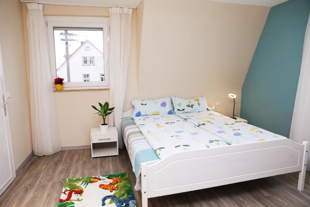 多森海姆海德堡夏洛特度假屋的一间小卧室,配有白色的床和窗户