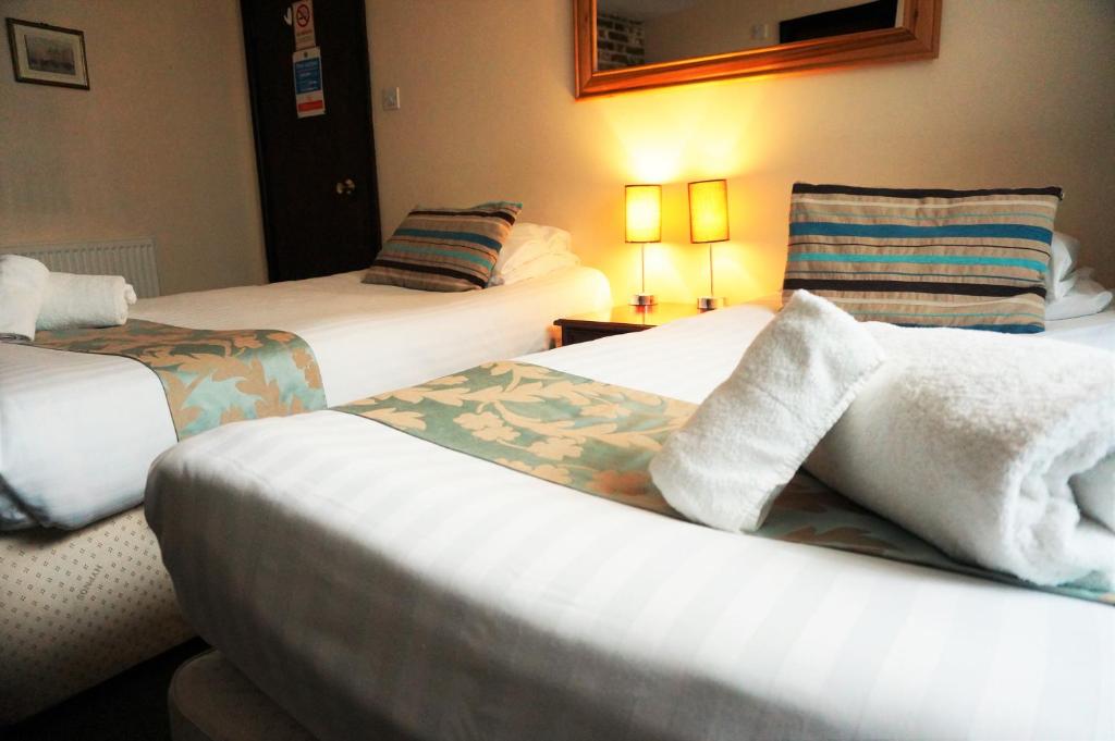 坎特伯雷Greyfriars Lodge Canterbury的酒店客房 - 带两张床和毛巾