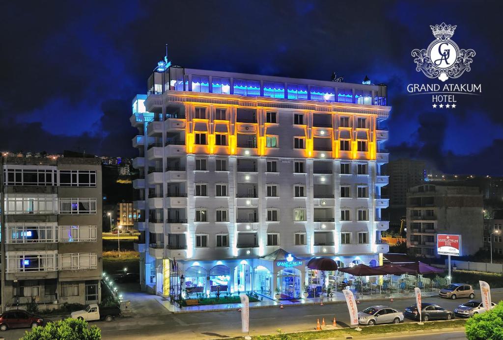 萨姆松格兰德艾塔坤酒店的上面有标志的建筑