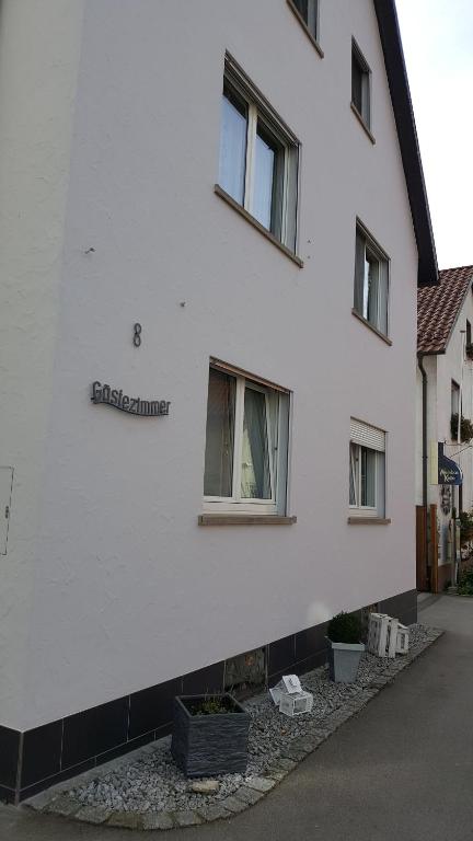 RamsthalGästezimmer Fuchs的白色的建筑,旁边标有标志