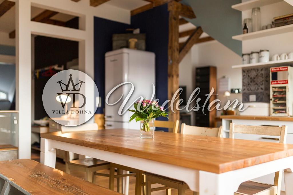 莱比锡Villa Dohna - Apartment Wedelstam的一间带桌子和冰箱的用餐室