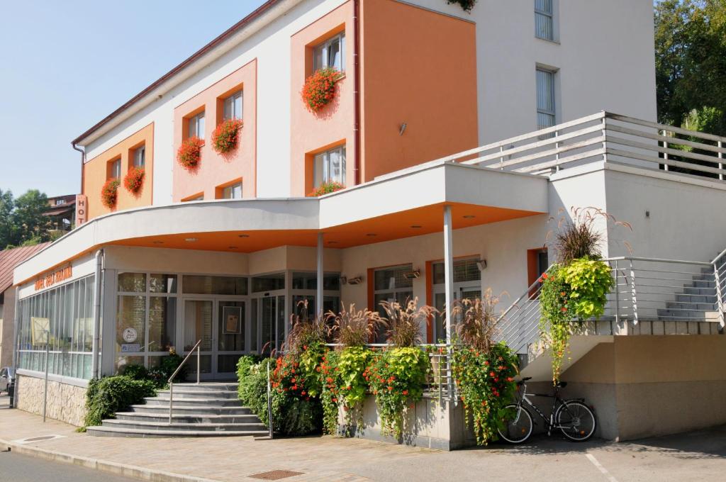 梅特利卡贝拉克拉伊纳酒店的前面有一辆自行车停放的建筑
