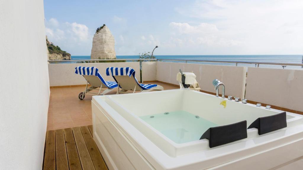 维耶斯泰塞拉拉酒店的海景阳台上的浴缸