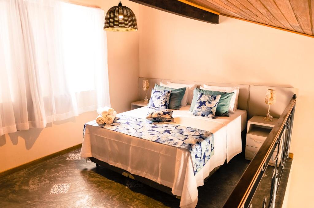 布希奥斯Residencial Brava Club Exclusive的一间卧室,配有一张带泰迪熊的床