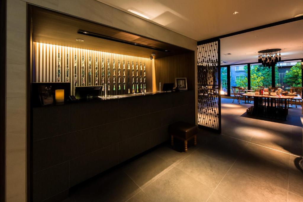 京都京都糸屋酒店的一间设有酒吧和餐厅的用餐室