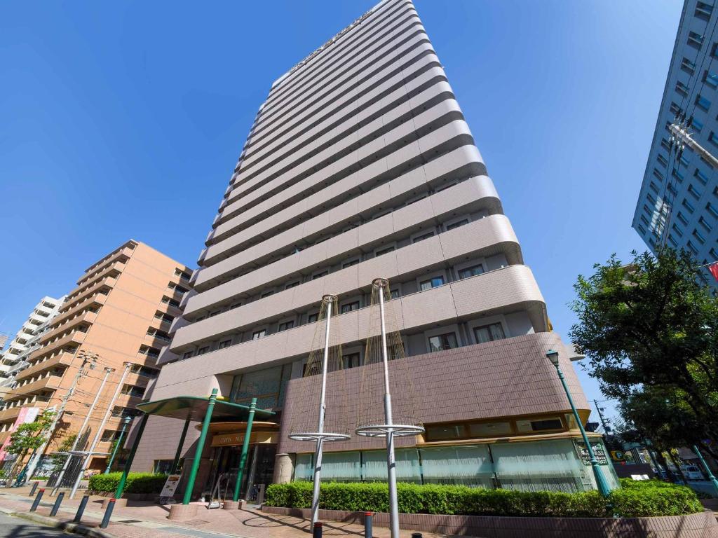 神户神户三宫联盟酒店的一座高大的建筑