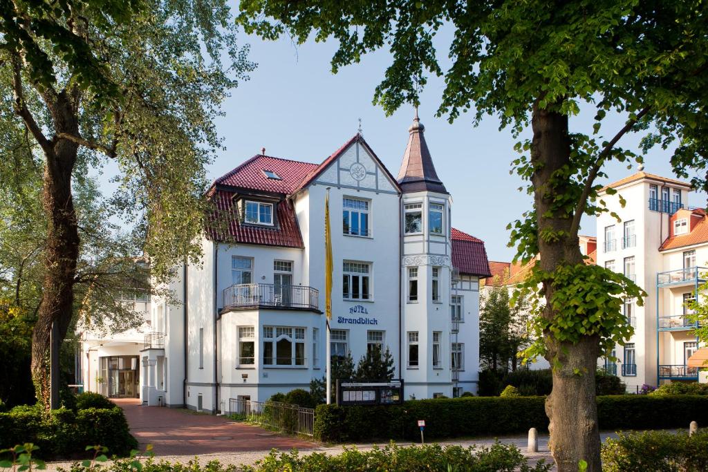 奥斯赛拜-屈隆斯博恩斯特瑞德布里克环形酒店的一座带塔楼的大型白色房屋