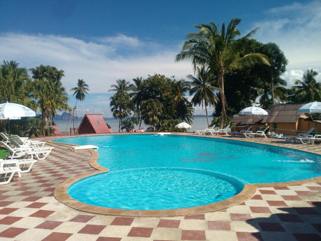 穆岛度假酒店内部或周边的泳池