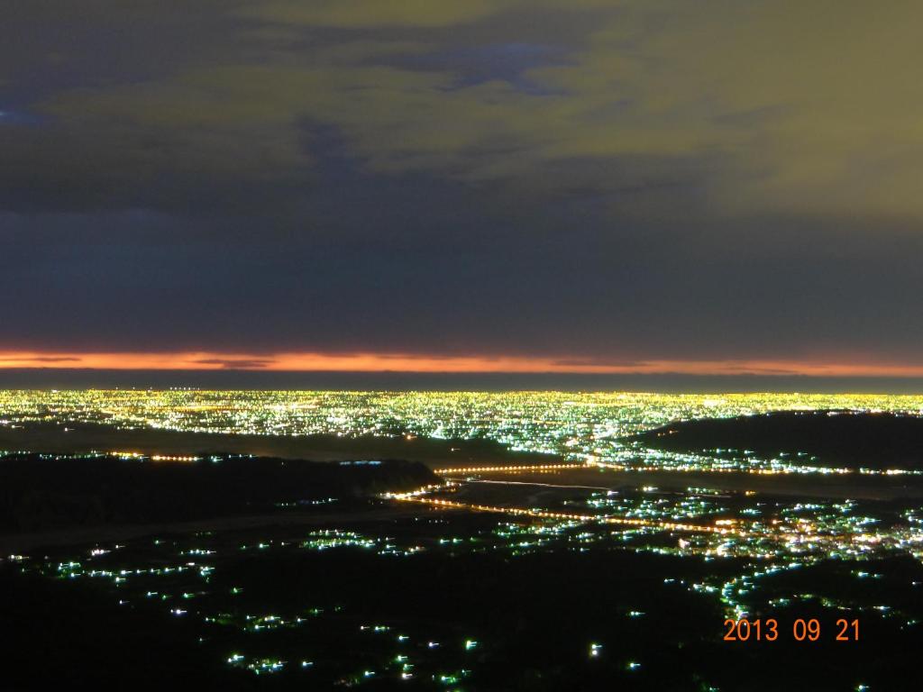 竹山空中边境 的城市的景色,晚上点燃