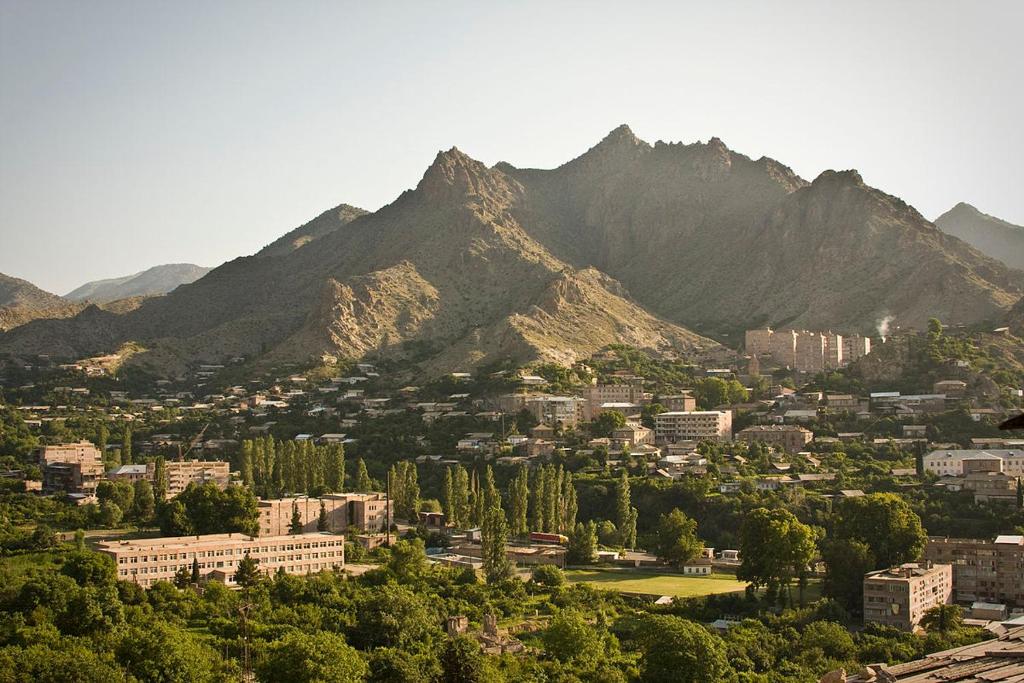 MeghriMeghri Inn的享有以山脉为背景的城市美景