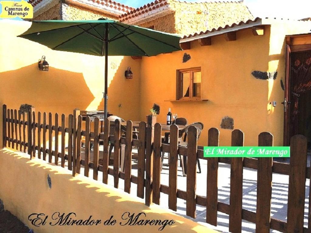 伊科德洛斯维诺斯Mirador de Marengo的房屋前带雨伞的木栅栏
