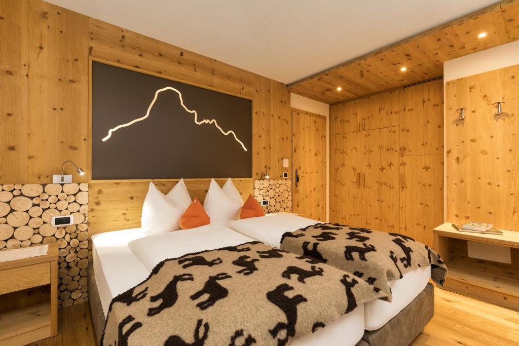 科瓦拉因巴迪亚贝斯特酒店的一间卧室配有一张床和一个带山景的屏风