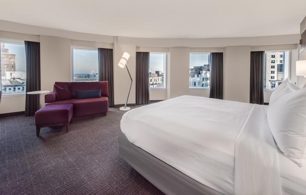 克利夫兰克里夫兰剧场广场皇冠假日酒店的酒店客房带一张床、椅子和窗户