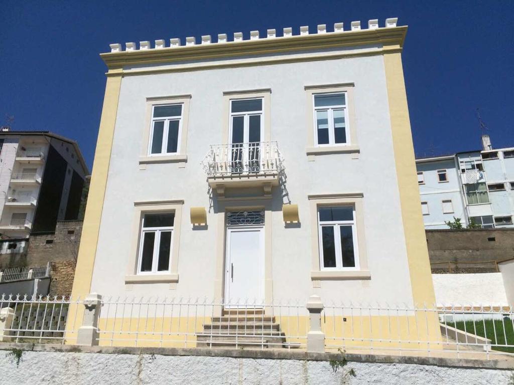 科英布拉CoimbraAmeias的一座大型白色建筑,上面设有阳台