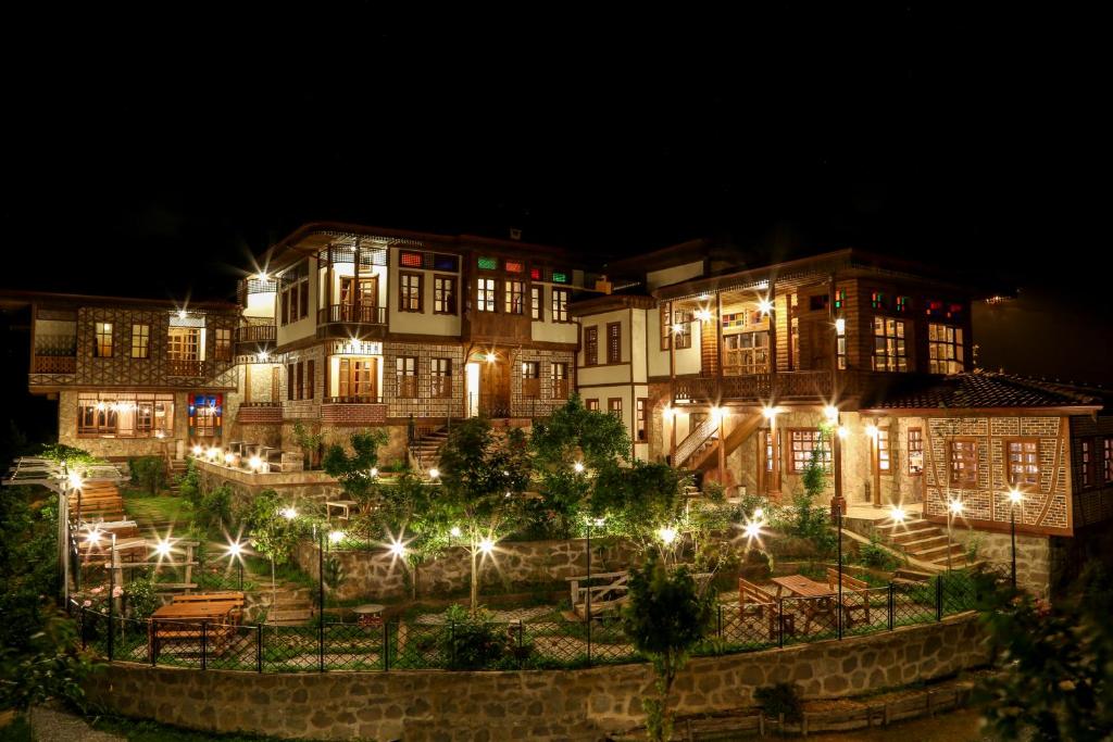 里泽Kaf Dagi Konak Hotel的一群晚上有灯光的建筑