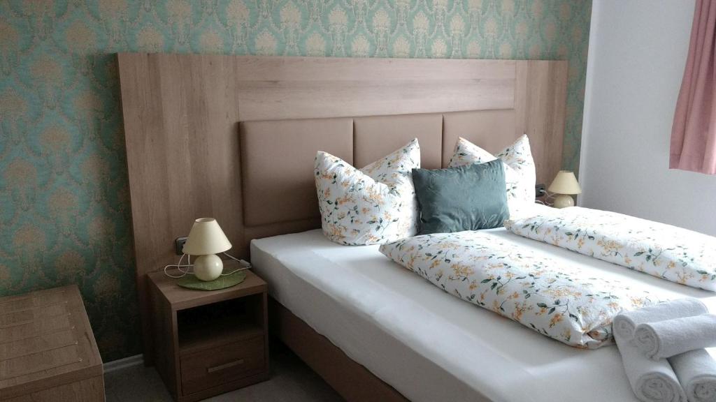 比苏姆Hotel Pension Nordlicht的一间卧室配有带枕头的床