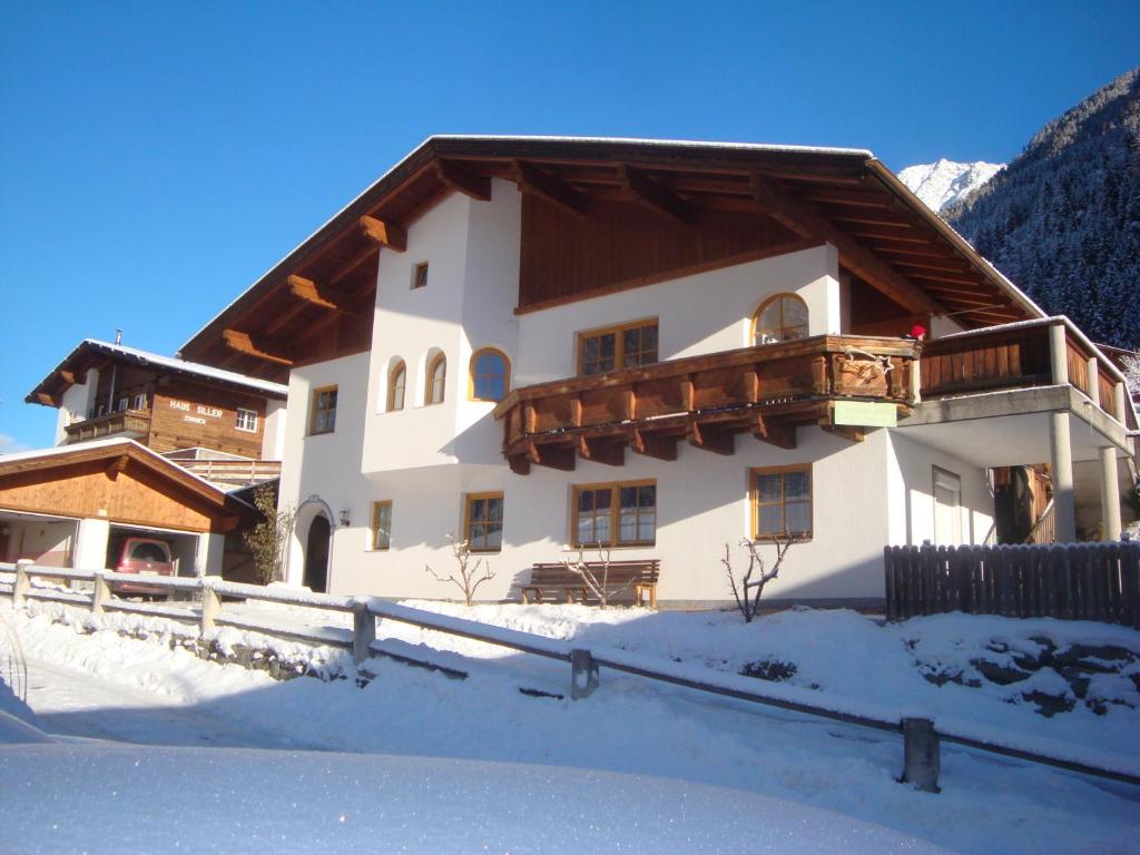 施图拜河谷新施蒂夫特Alpenhaus Christian的雪中带木屋顶的房子