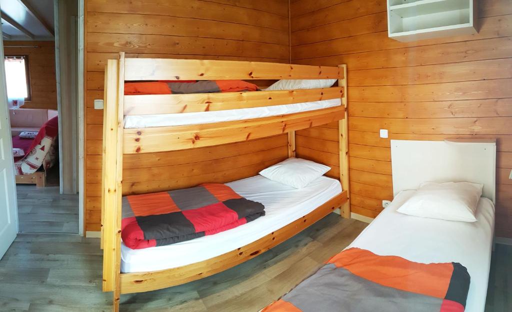 Arcizans-Avant拉克小屋假日公园的小屋内设有一间带两张双层床的卧室