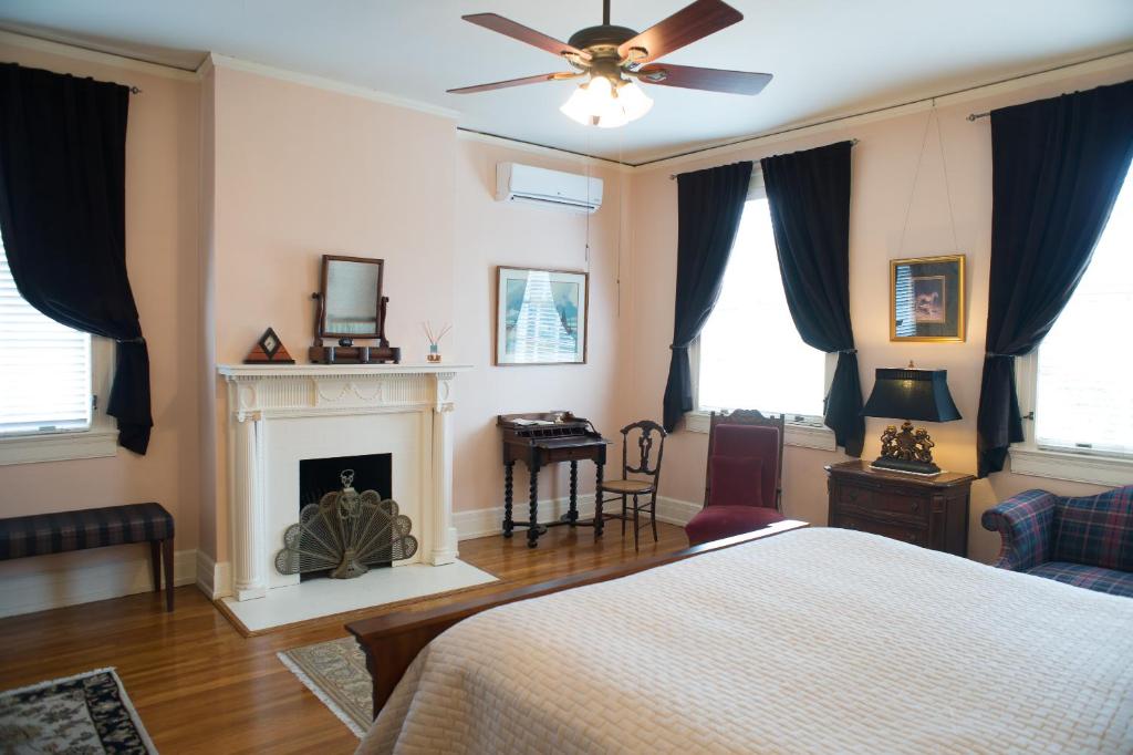 罗阿诺King George Inn的一间卧室配有一张床和一个壁炉