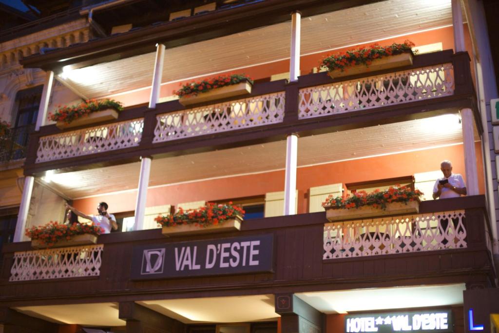 圣热尔韦莱班瓦勒爱思特酒店的带阳台的建筑,花盒