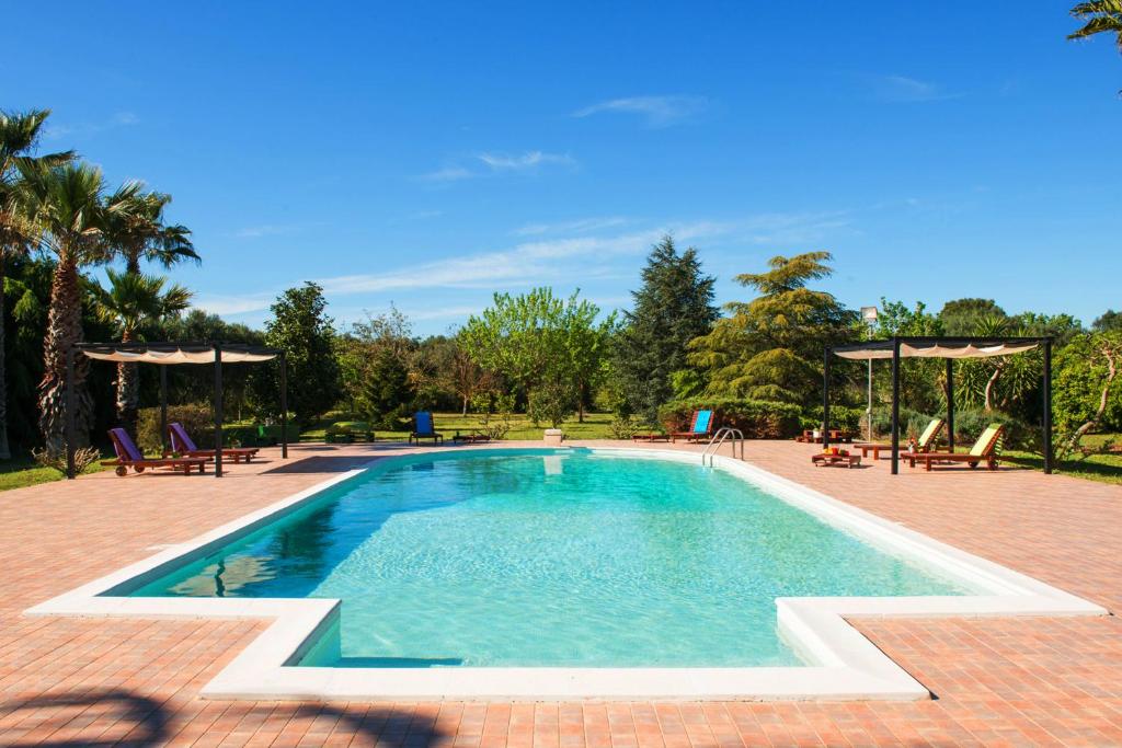 梅萨涅Villa Delle Lantane的度假村内的一个蓝色海水游泳池