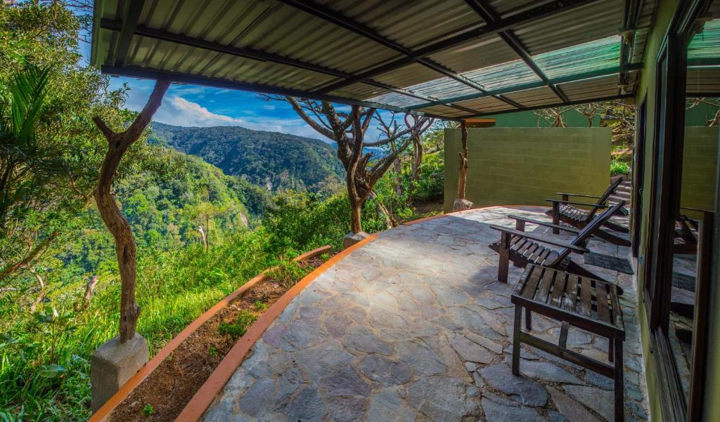 蒙泰韦尔德哥斯达黎加哥斯达黎加彩虹谷山林小屋的山景庭院设有长椅